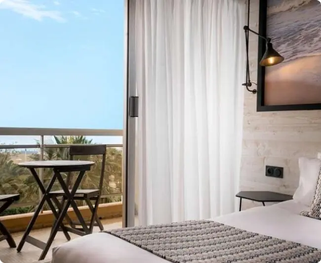 01 - Votre premier port d’attache : un hôtel sur la plage de Canet-en-Roussillon.